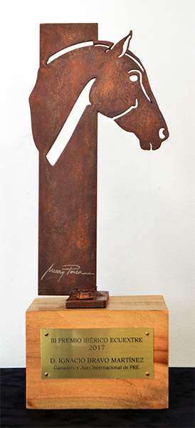 III Premio Ibrico Ecuextre 2017: escultura de caballo en acero cortado al lser